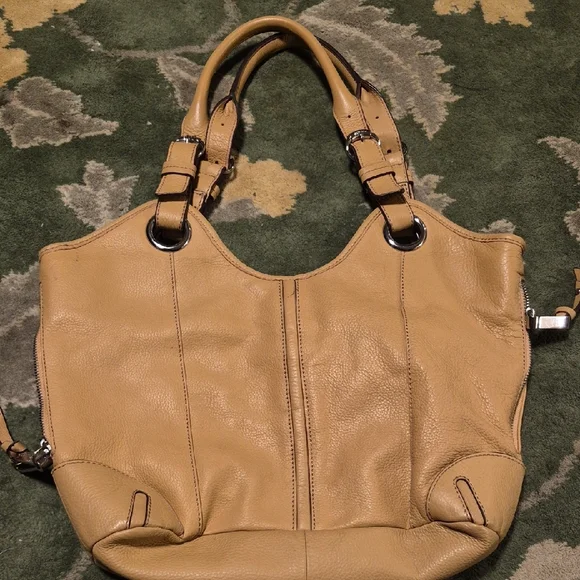 Elegant Tan Leather Tote Bag - Picture 2 of 4
